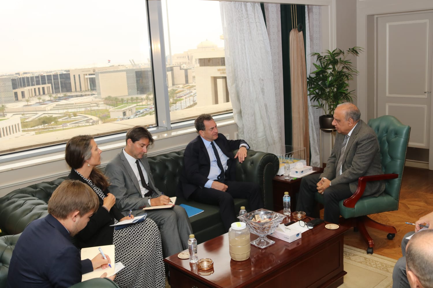 وزير الكهرباء يبحث مع سفير فرنسا بالقاهرة تطوير الشبكة الموحدة